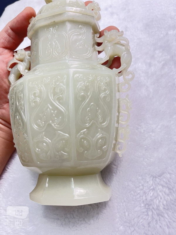 和田玉宝相花纹顾首龙耳兽顶盖瓶 - 图5